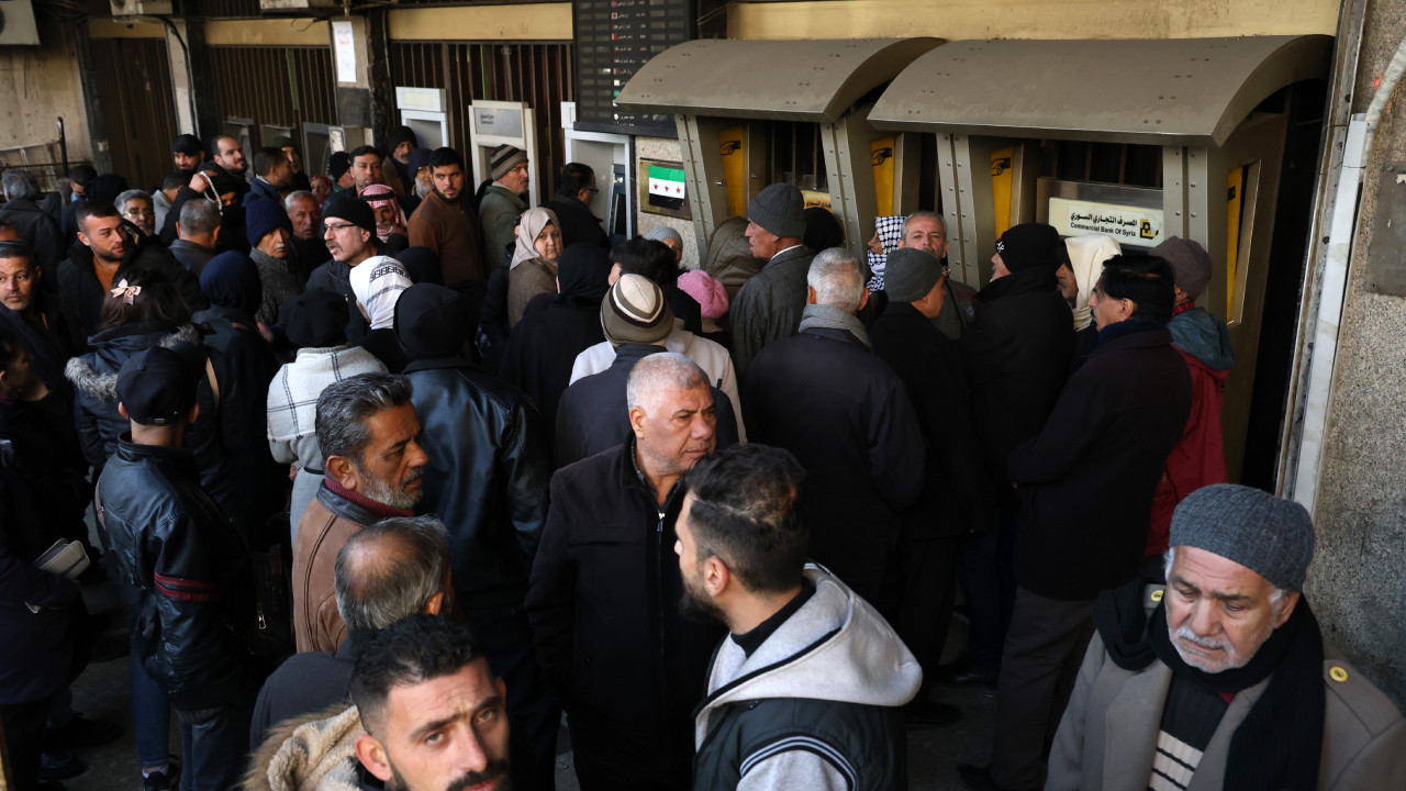 dort gozle bankalarin acilmasini bekleyen suriyeliler buyuk husran yasadi 2