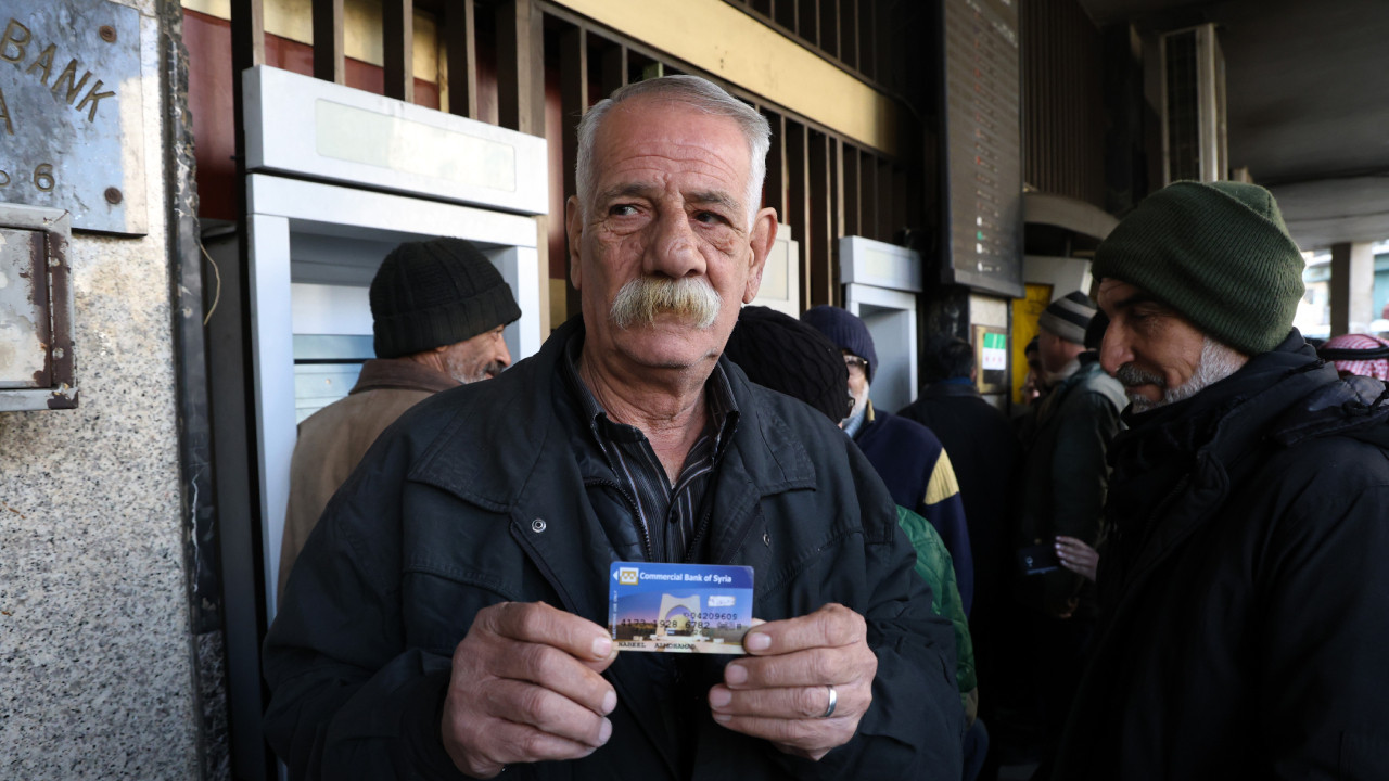 dort gozle bankalarin acilmasini bekleyen suriyeliler buyuk husran yasadi 3 kHdiu9uL