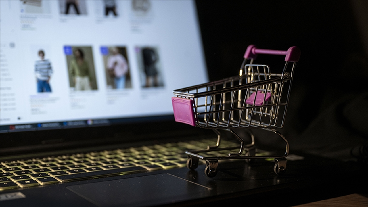 2024’te online alışveriş yapan her 3 şahıstan 1’i Aralık ayında para harcadı