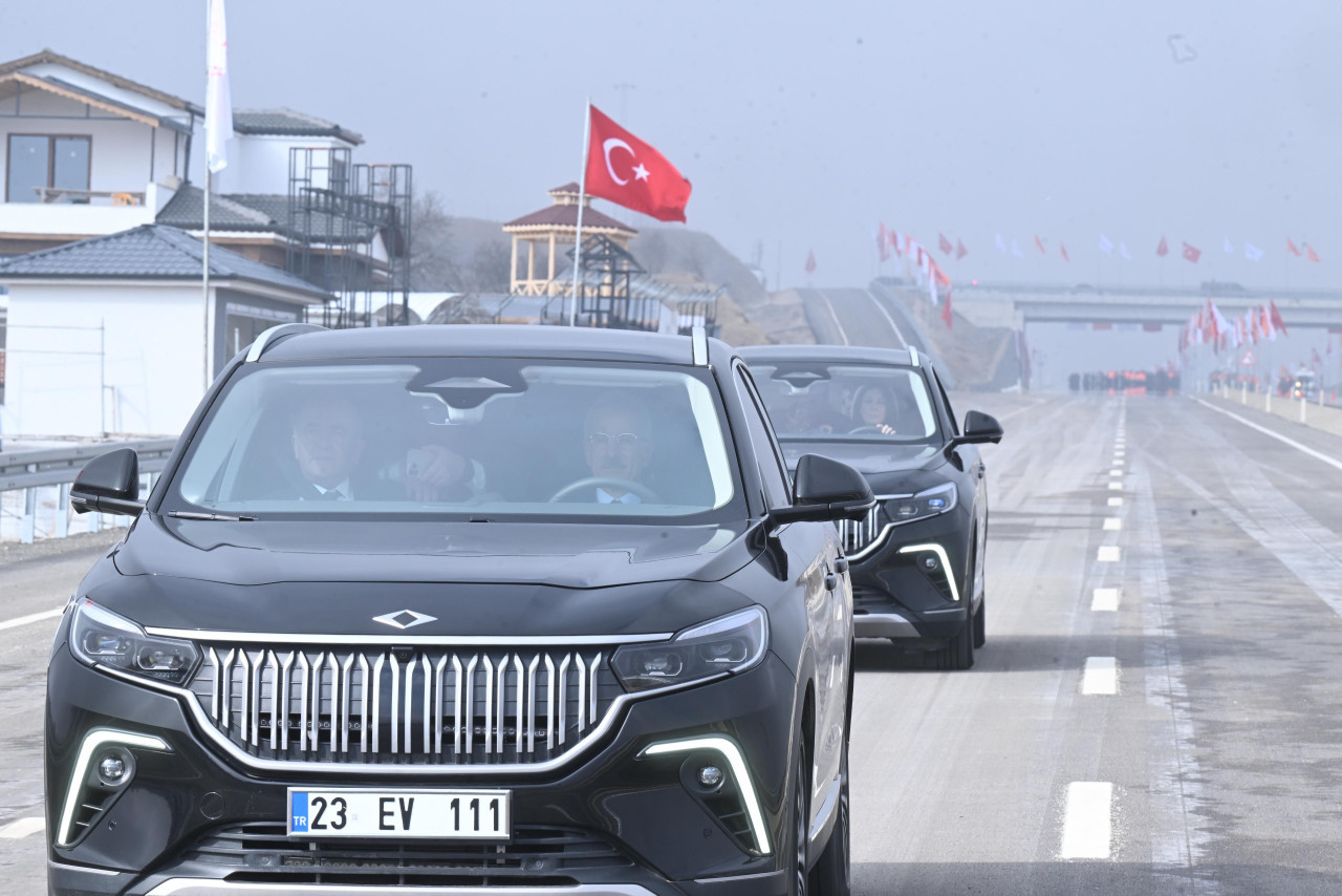 bakan uraloglu duyurdu harput yolu trafige acildi seyahat muhleti 8 dakikaya dustu 3 Fl4bjeQa