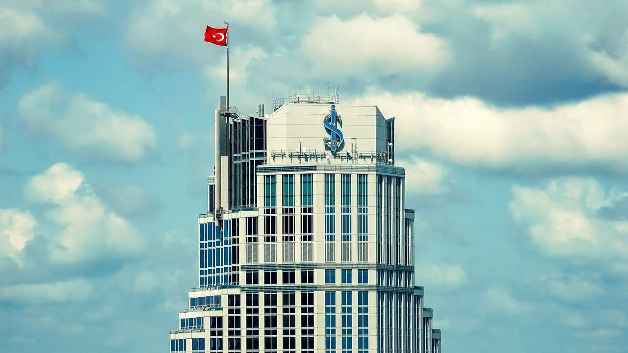 İş Bankası’nda maaş artırımı belirli oldu! İşte çalışanlara 2025’te verilecek artırım