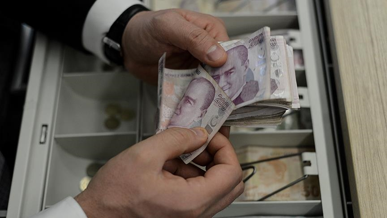 Milyonlarca emeklinin beklediği haberi Bakan Işıkhan duyurdu: Zam farkları hesaplara geçiyor