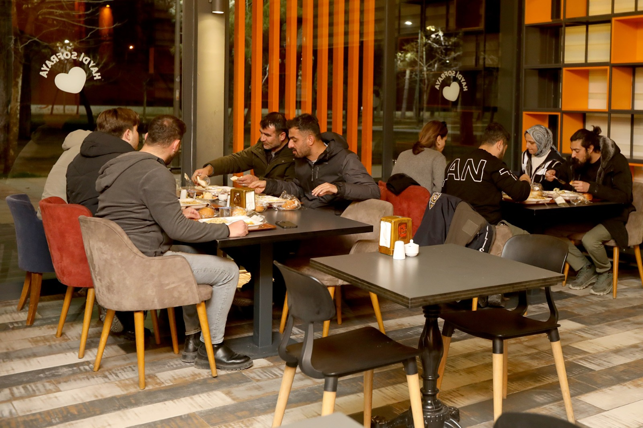 40 liraya 4 cesit yemek halkin yuzunu gulduren iftar menusunde hangi ilin imzasi var BWMHe7Sd